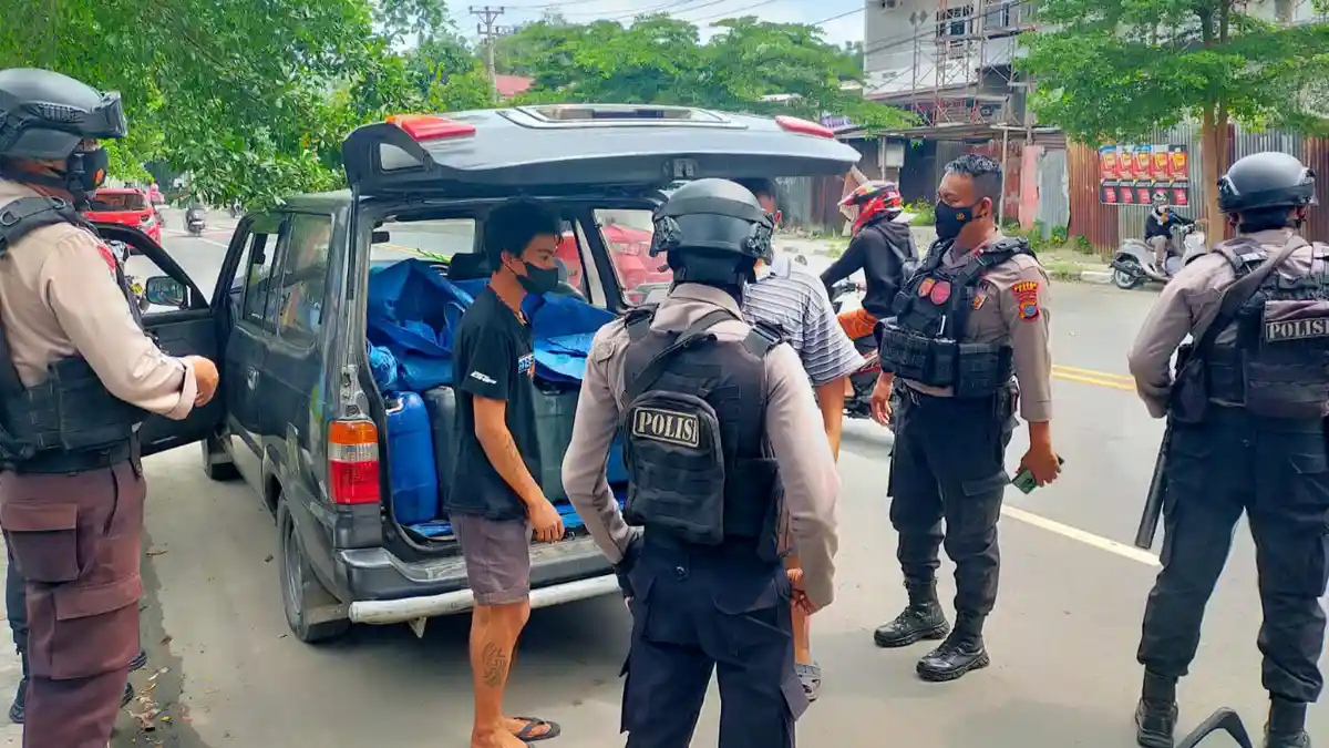 Dua Warga Kancil Diamankan Polisi karena Kedapatan Bawa 10 Jeriken Saguer
