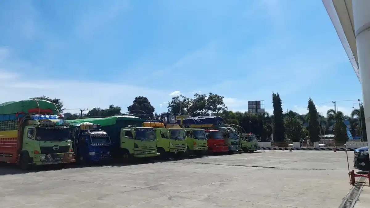 BBM Langkah Mobil Truk Antre Hingga Berjam-jam di SPBU Simbuang Mamuju