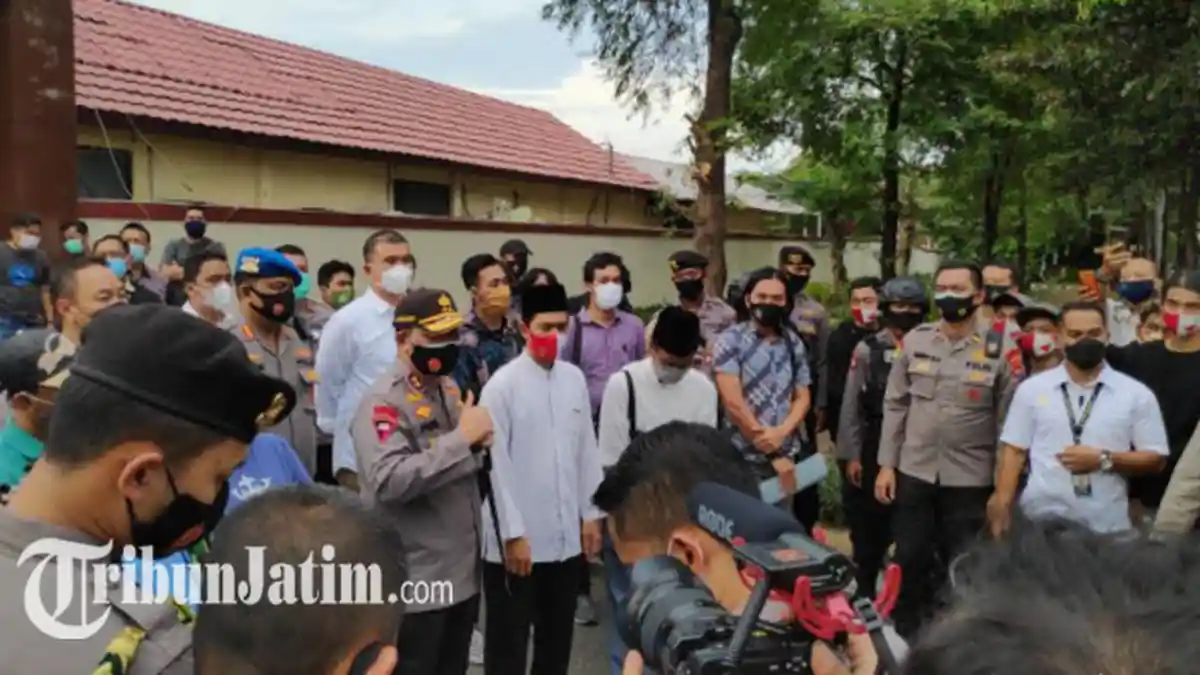 BREAKING NEWS - Polda Jatim Bebaskan Pendemo yang Tertangkap, Diserahkan Kepada Orang Tua