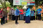 Serahkan 40 Anakan Pohon ke MTs Negeri 3 SBT, Musa Rumakat Harap Siswa Jaga Kelestarian Alam