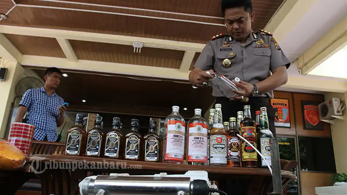 Ibu Rumah Tangga Simpan Ribuan Botol Miras di Kos-kosan