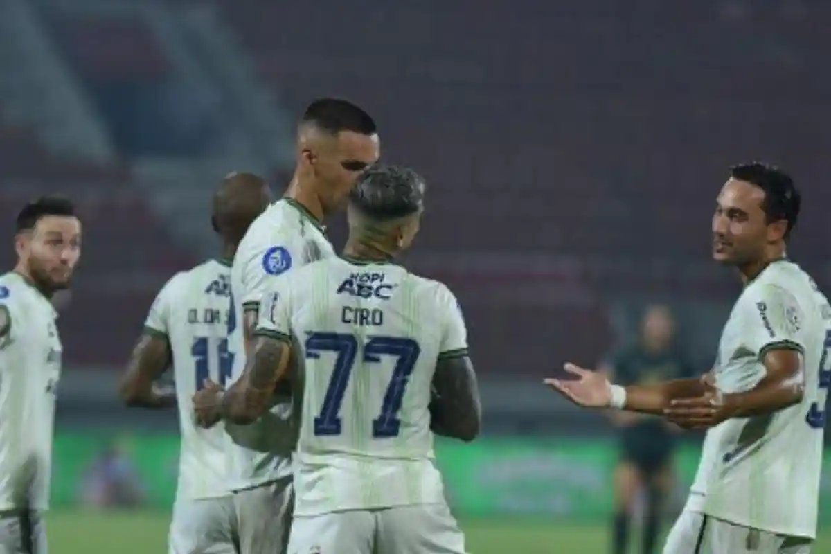 "Inilah Mentalitas" Kata Ezra Walian saat Persib Bandung Menang 3-1 atas Persikabo Meski 10 Pemain