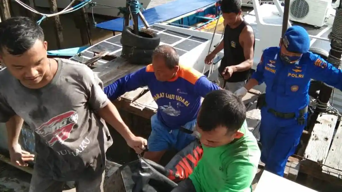 Mayat Pria Rambut Ikal Mengambang di Dermaga Pusri Cilacap, Polisi: Sidik Jari Tak Terdaftar e-KTP