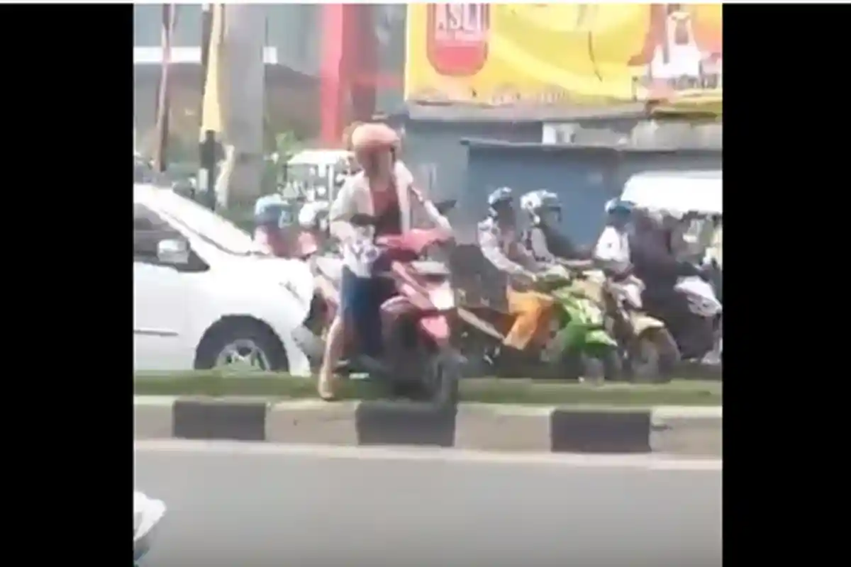 Malas Cari Tempat Memutar, Lihat yang Dilakukan Emak-emak Satu ini Bikin Melongo