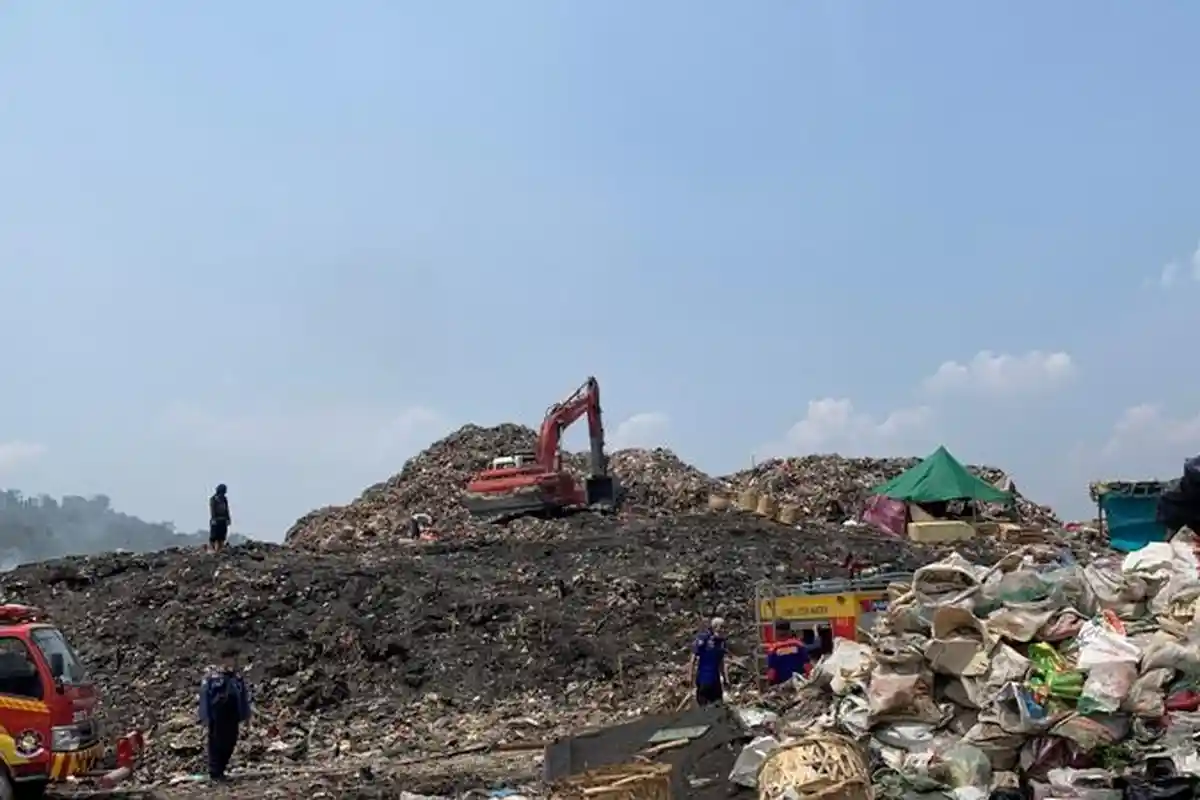 Damkarmat Masih Temukan Pemulung Nyalakan Api di TPA Bakung