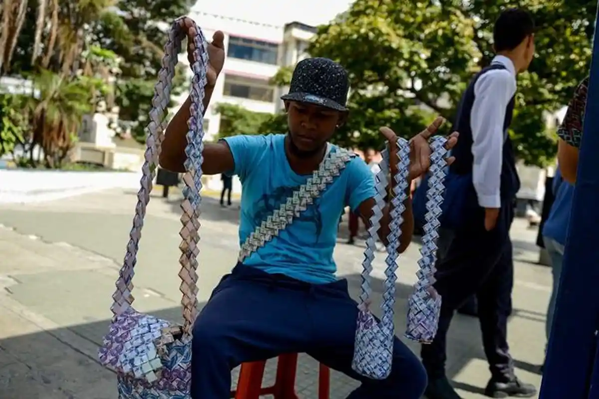 Mata Uang Venezuela Jatuh Terpuruk, Seorang Pemuda 