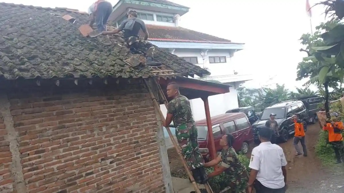 Dilakukan Hari Ini, Gotong Royong Warga Perbaiki Rumah Terdampak Angin Kencang di Kepil Wonosobo