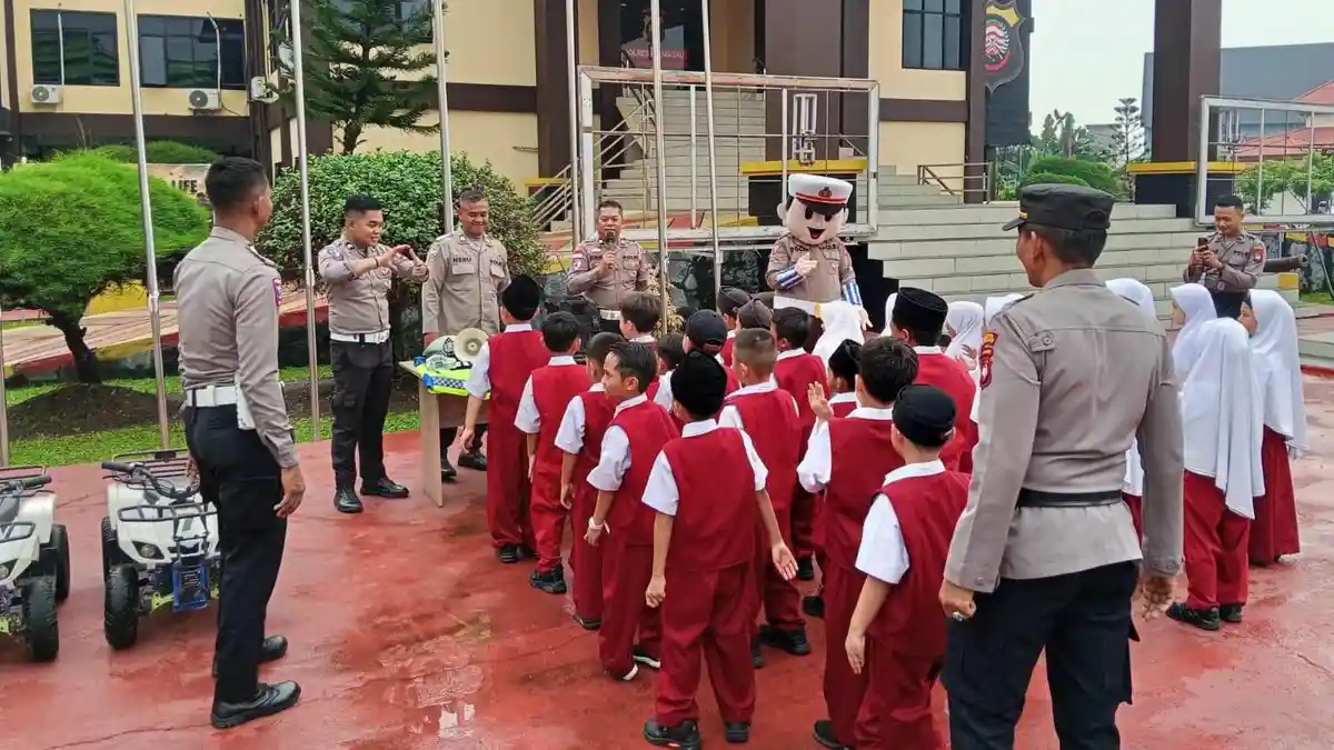 30 Siswa SDIT Al-Kahfi Belajar Mengenal Polisi dan Etika Berlalu Lintas ...