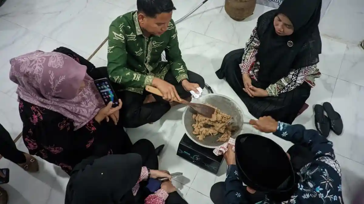 Dinas Perpustakaan dan Kearsipan Tanjab Barat Libatkan Masyarakat Pelatihan Membuat Abon Lele