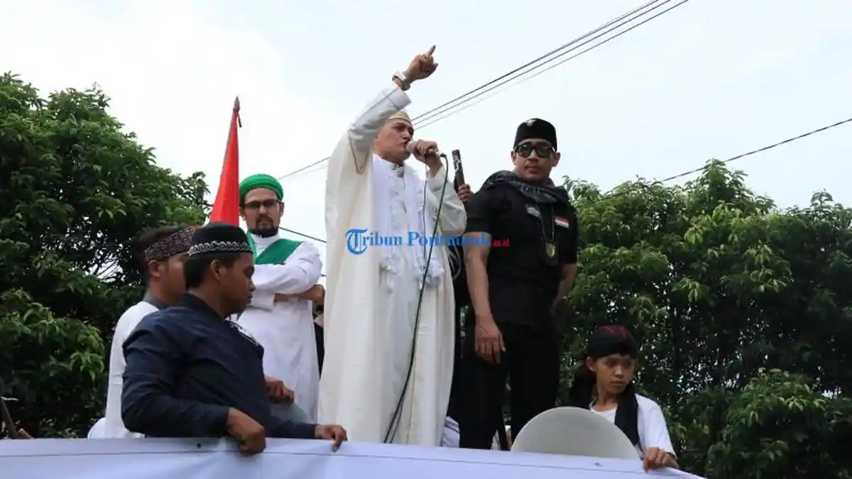 FOTO: Sultan Pontianak Syarif Mahmud Alkadrie Gelar Aksi di KPU Kalbar - sultan-lagi-demo.jpg