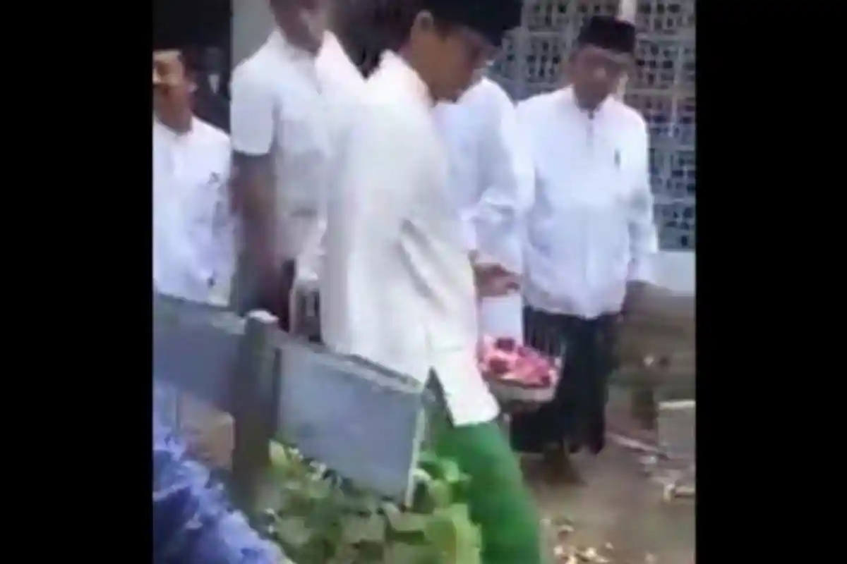 LAGI VIRAL Video Detik-detik Sandiaga Uno Langkahi Makam Pendiri NU, Apa Hukum Langkahi Makam?