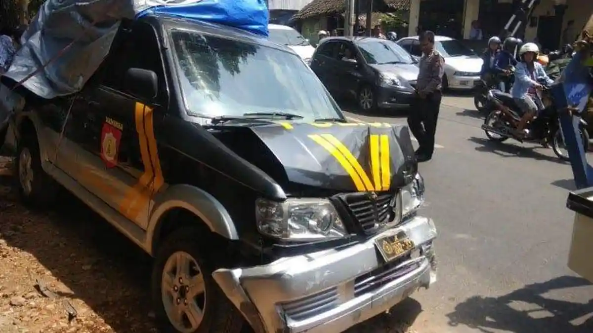 Hilang Kendali, Mobil Polisi di Malang Seruduk 10 Motor dan Baru Berhenti Setelah Tabrak Ambulans