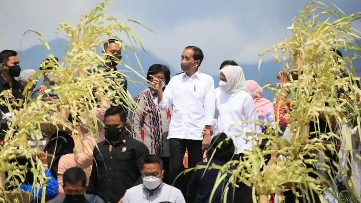Gubernur Ganjar dan Presiden Jokowi Syukuran Bareng Ribuan Petani Perhutanan Sosial di Batang