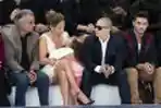 Jennifer Lopez Hadir di Fashion Show for Chanel