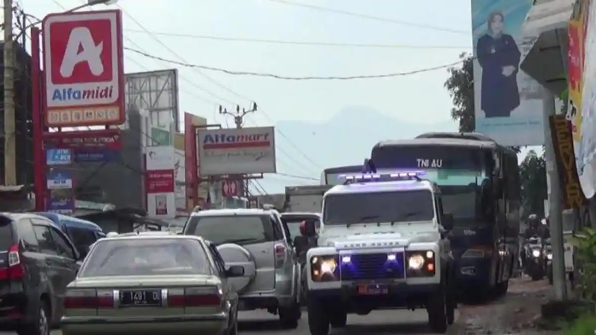 Rombongan Mobil TNI Terobos Satu Jalur ke Puncak, Polisi Tak Berdaya