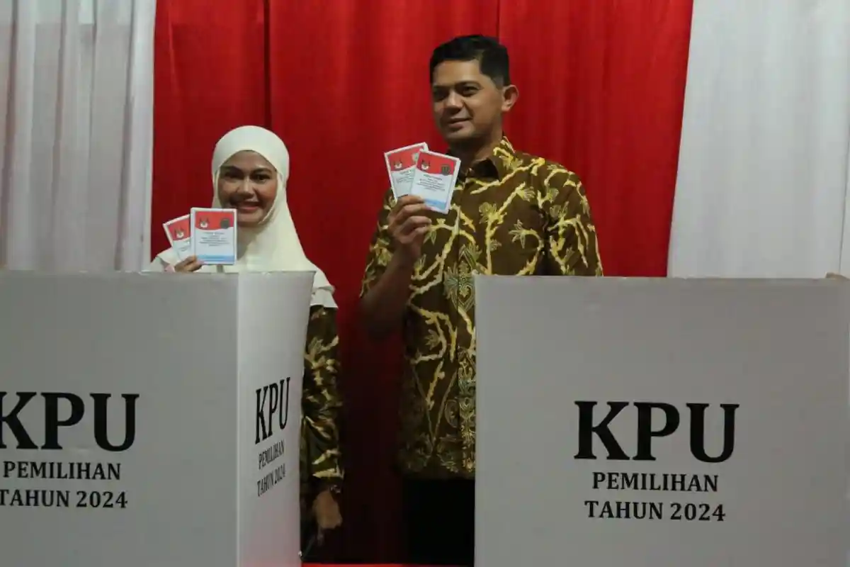 Cabup Nunukan Andi Akbar Bareng Istri Asmin Laura Coblos di TPS 11, Baru Tidur Setelah Salat Subuh
