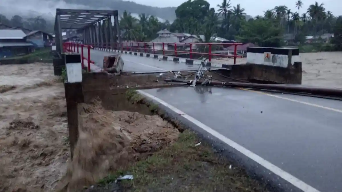 Sejumlah Tiang Listrik Tumbang Diterjang Banjir, Beutong Ateuh Nagan Raya Gelap
