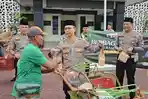 Ratusan Takjil Dibagikan, Kapolres Trenggalek Ajak Warga Sahur Tanpa Sound Berlebihan