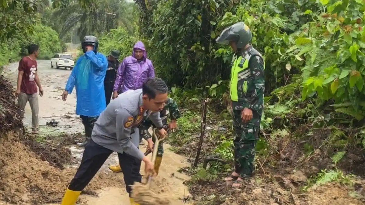 Tumpukan Longsor Berhasil Disingkirkan, Transportasi Singkil-Simpang Kanan Berangsur Normal
