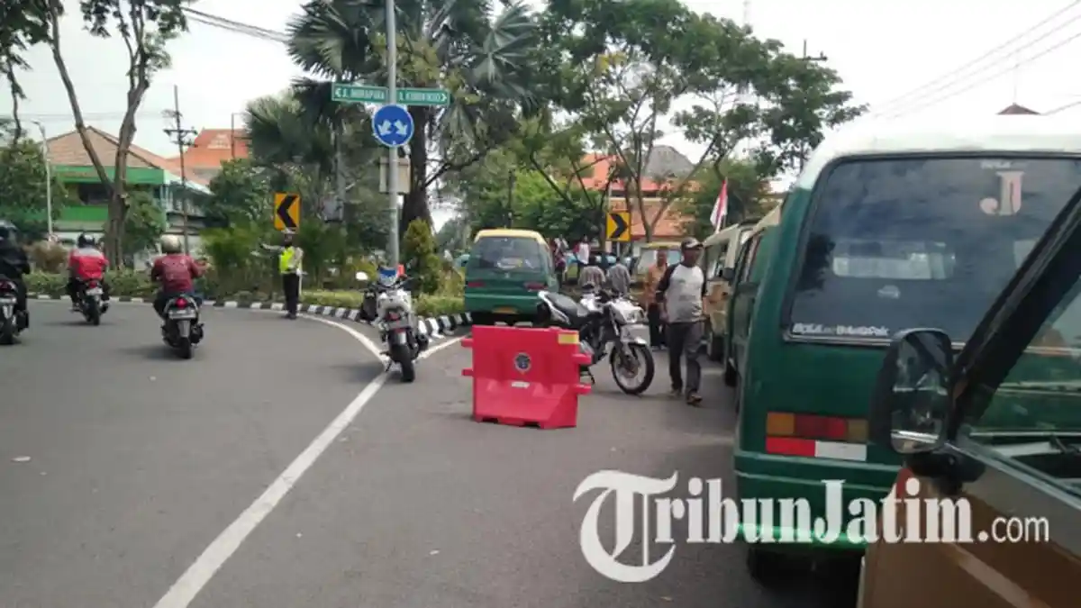 Demo Sopir Angkot di Surabaya, Jalan Tugu Pahlawan Macet dan Jalan Kebon Rojo Ditutup Sementara