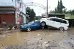 Puluhan Mobil Ringsek Diterjang Banjir di Pondok Gede