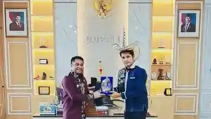 Bupati-Rote-Ndao-serahkan-plakat.jpg