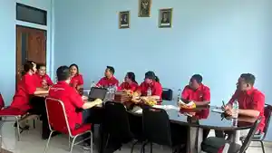 Ketua-FGI-NTT-Johny-Kilapong-memimpin-rapat.jpg