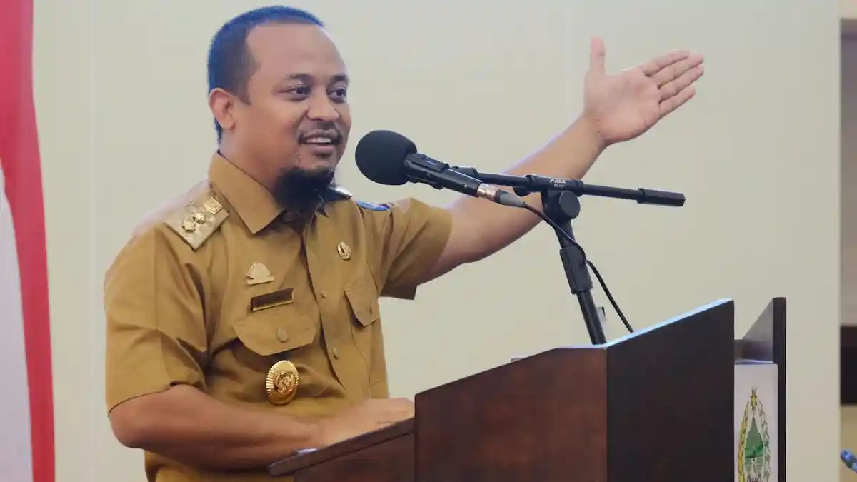 Serahkan SK Pengangkatan PNS dan CPNS Lulusan IPDN, Plt Gubernur Sulsel: Berikan Pelayanan Terbaik - plt-gubernur-sulsel-andi-sudirman-sulaiman-penyerahan-surat-keputusan-3.jpg