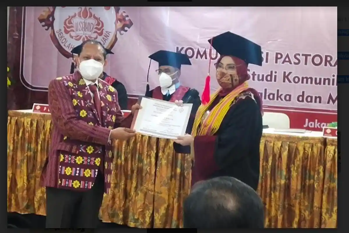 Raih Doktor Dengan Predikat Cumlaude, Ini Pesan Romo Maxi Un Bria