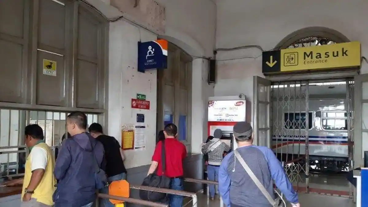 Kereta dari Bandung ke Jakarta Tertahan Lebih 2 Jam, Penyebabnya KPJR Anjlok