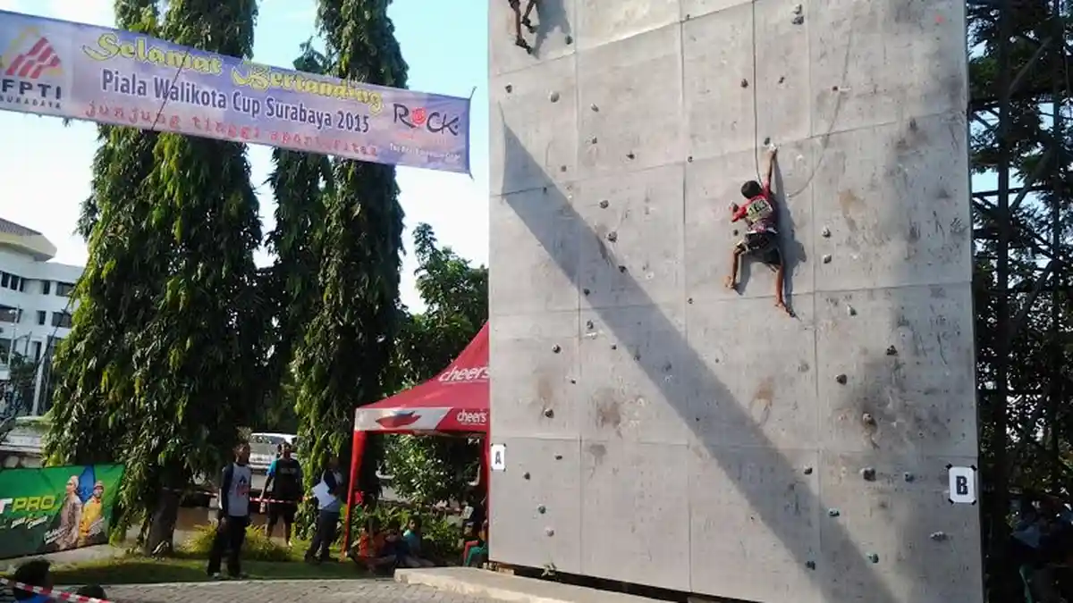 Kejurnas Panjat Tebing Piala Wali Kota Surabaya