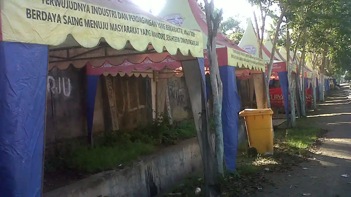 Mubazir, Puluhan Tenda Bantuan Disperidag Ende Dibiarkan Mangkrak di Jalan