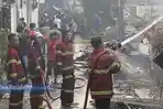 Kebakaran di Kairagi Weru Paal Dua Manado, Petugas Damkar Masih Berjibaku Padamkan Api