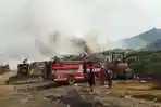 Petugas-Damkar-saat-memadamkan-api-di-TPA-Sarimukti.jpg