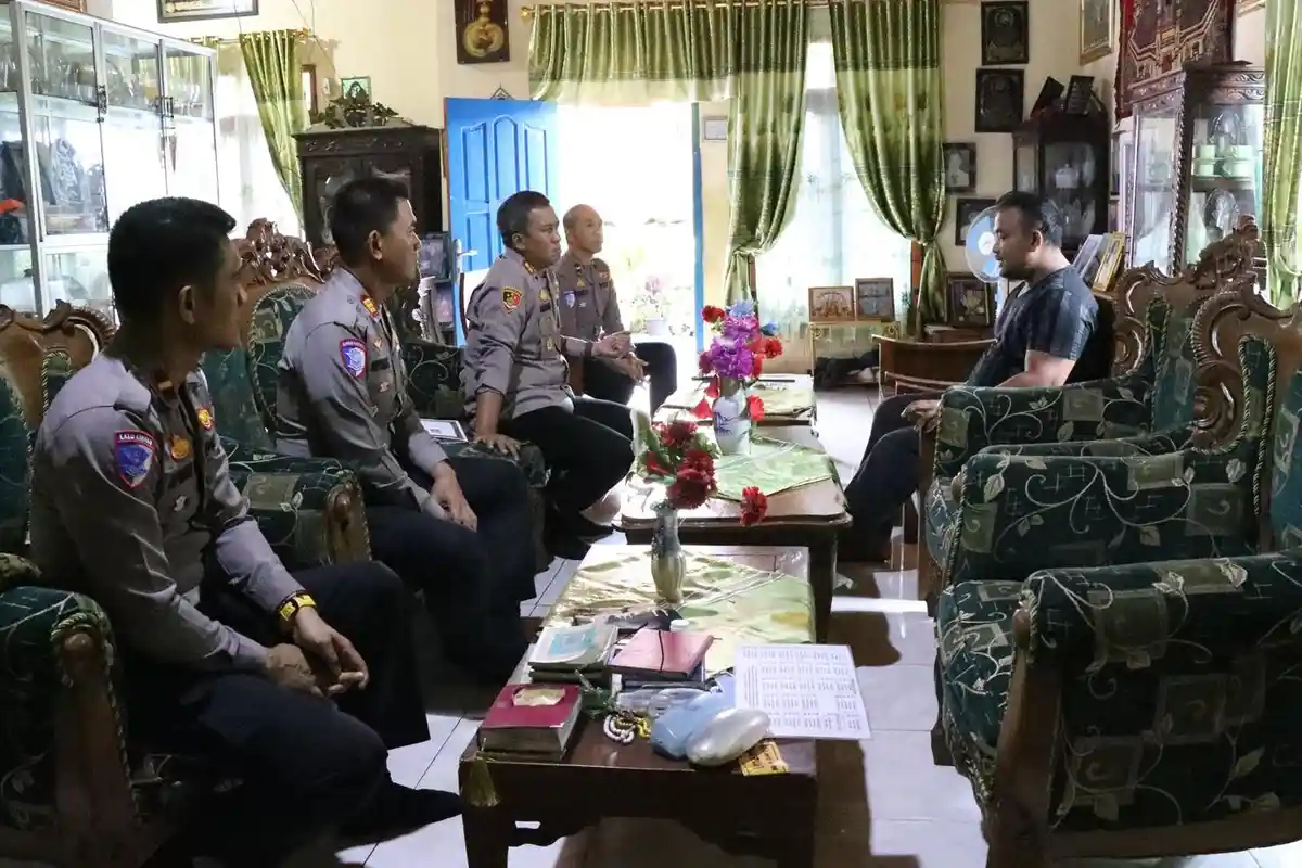 Kapolda Lampung Santuni Korban Lakalantas Mobil Bermuatan Durian di Jalinsum Way Kanan