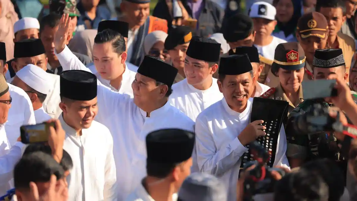Iwan Bule dan Dedi Mulyadi Dampingi Prabowo Subianto Salat Iduladha di Lapangan Mandalamukti