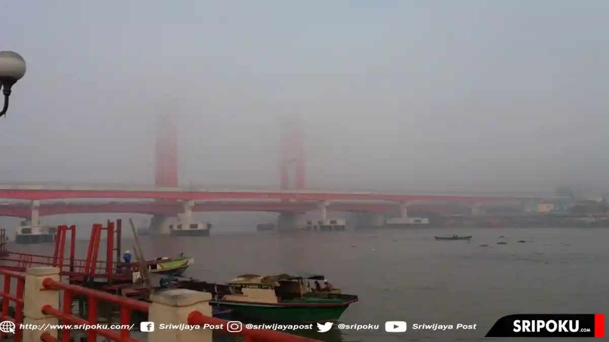 Jembatan Ampera Mulai Hilang Ditelan Kabut Asap. Warga Berharap Pemerintah Cepat Bergerak