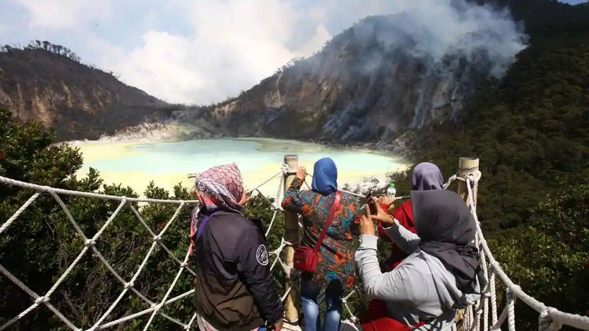 Hutan di Kawah Putih Terbakar, Pedagang Ikut Padamkan Api, Emak-emak Bantu Memasak