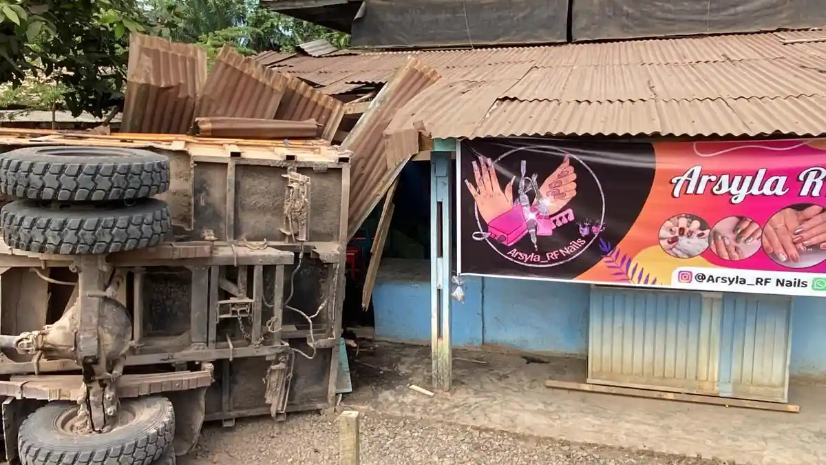 Truk Batu Bara Terguling Hantam Rumah Warga di PALI, Pemilik Rumah Nyaris Jadi Korban