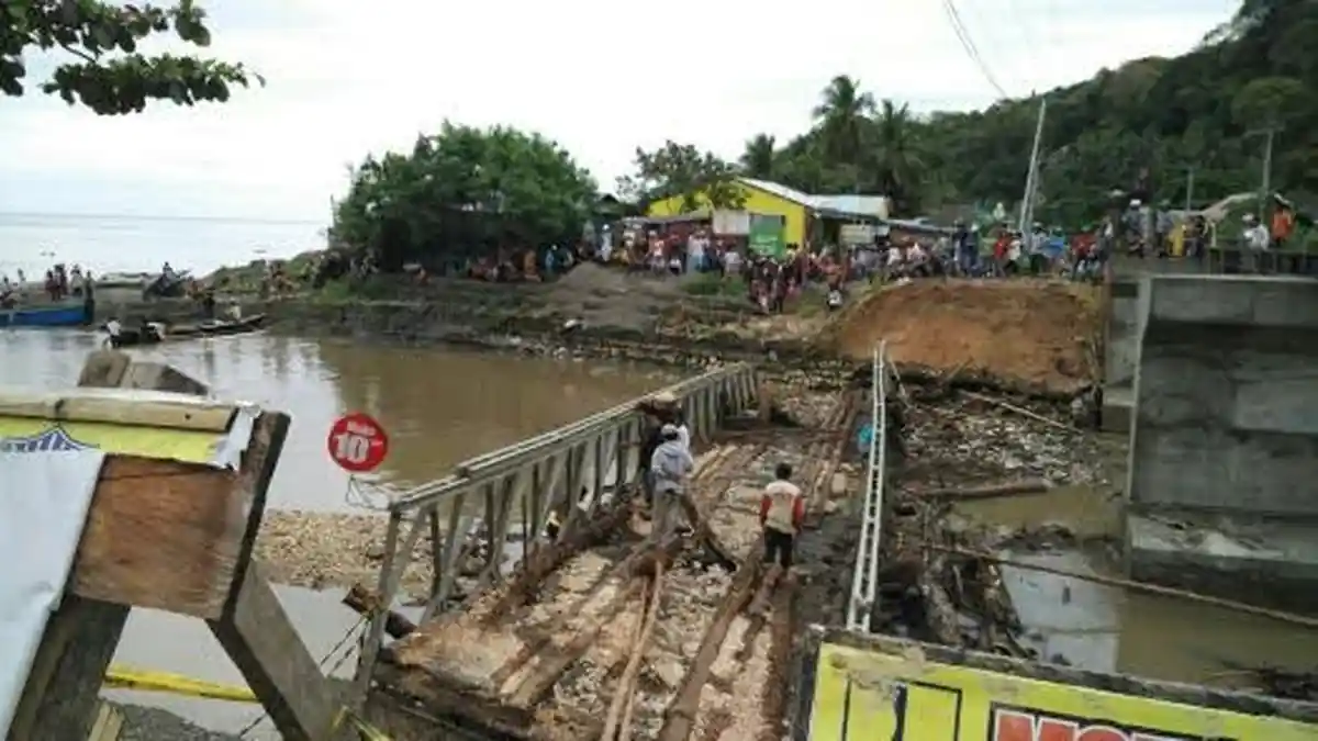 Jembatan Darurat Poros Selayar-Pelabuhan Pamatata Ambruk
