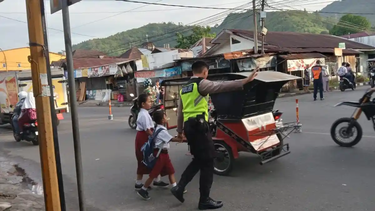 Cegah Kecelakaan Lalu Lintas, Personel Polres Sibolga Laksanakan Strong Point di Jalan Raya