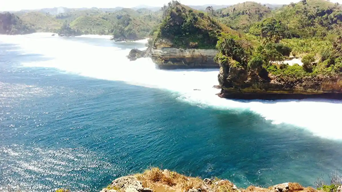 Ombak Pantai Batu Bengkung Menggulung Seorang Wisatawan