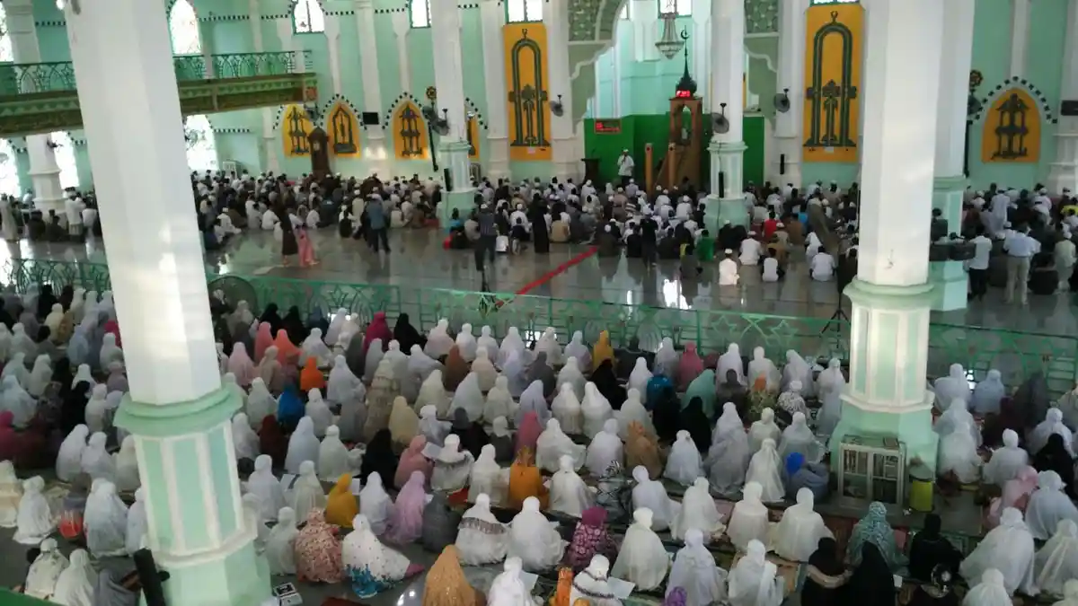 Ribuan Warga Gelar Salat Gerhana di Masjid Agung Pangkajene - salat-gerhana-di-sidrap_20160309_080715.jpg