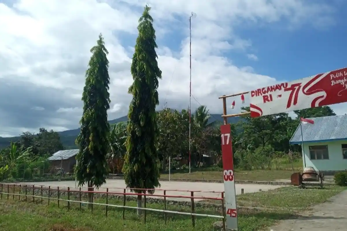 Warga Ojan Detun Kumpul di Halaman Kantor Desa Dapatkan Signal