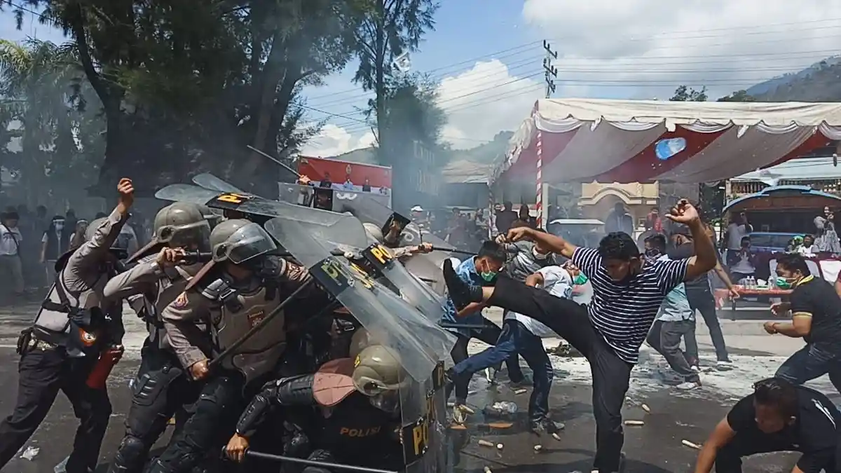Kotak Suara Pilkada Samosir 'Dirampok' Massa Paslon, Brimob Diterjunkan Dalam Simulasi Pengamanan