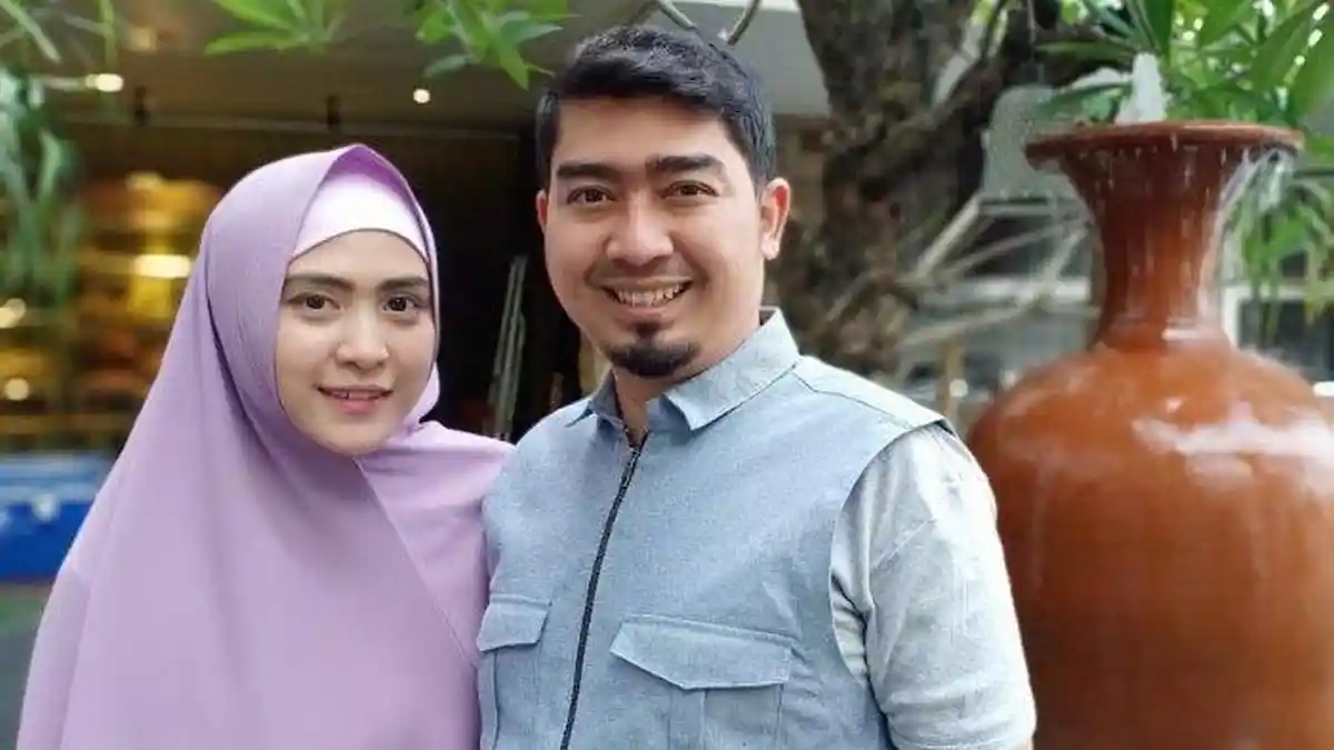 Istri Ustaz Solmed Berduka, April Jasmine Peluk Ayahandanya