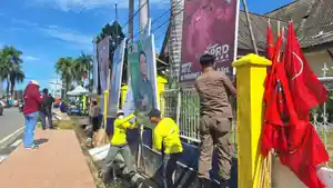 Bawaslu-bersama-Satpol-PP-mulai-mencabut-atribut-kampanye-di-Kabupaten-Kolaka-Sultra.jpg