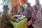 Tim-Penilai-sedang-melakukan-penilaian-kepada-anggota-kantor-kelurahan-Liluwo-Husnul-Puhi.jpg