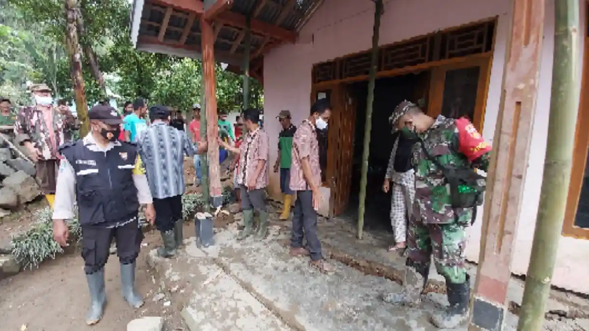 Casmiah Kaget Pulang dari Cari Rumput, Rumahnya Sudah Retak-retak