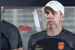 Dejan-Djurdjevic-sedang-memantau-pemainnya-bertanding-di-Stadion-Madya-Senayan.jpg